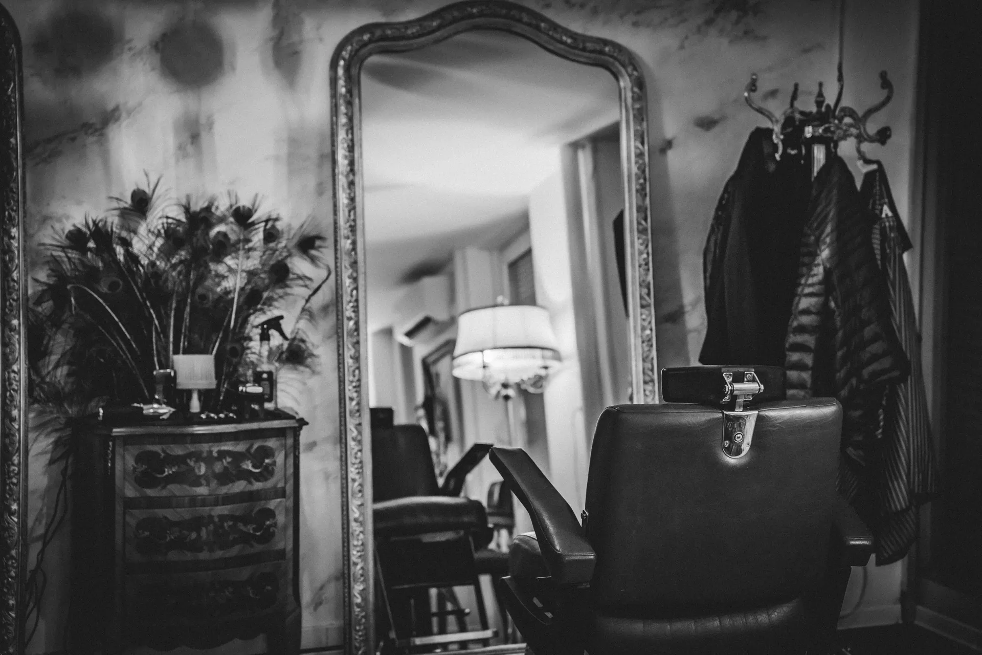 Fauteuil de barbier et miroir doré — Bazaar Barber